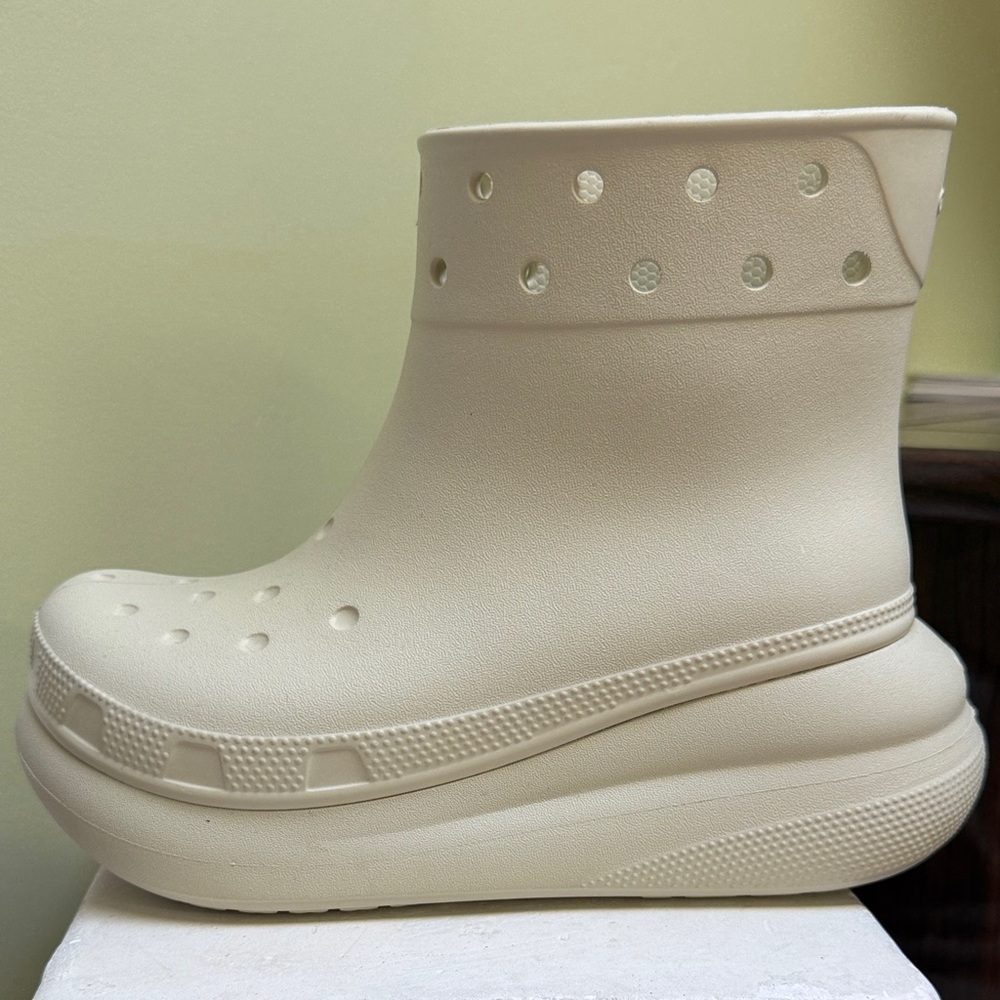 CROCS Women's Cream crush rain Boots size 6 women H29N9